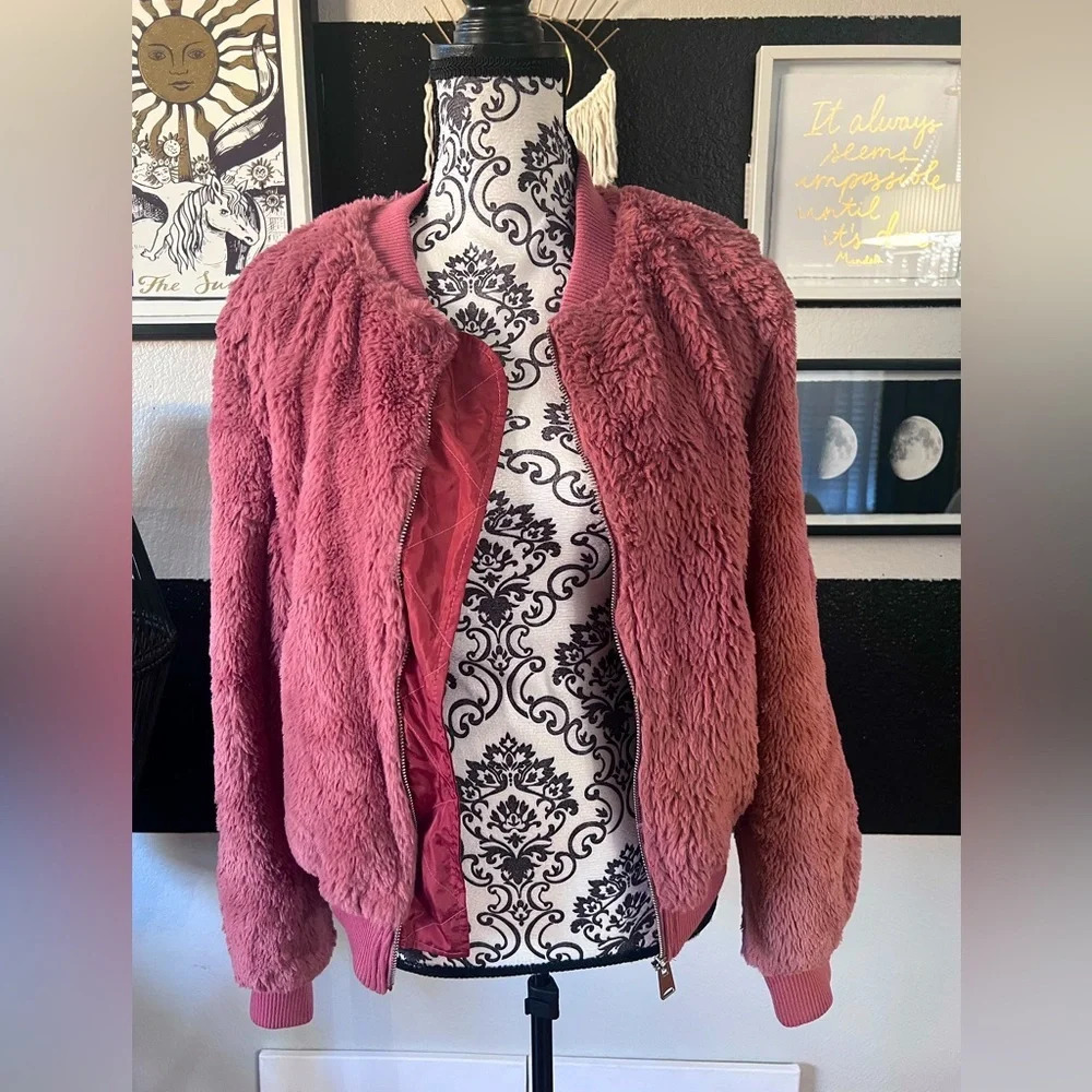 Love tree women’s bomber jacket in blush pink faux fur size 1X
